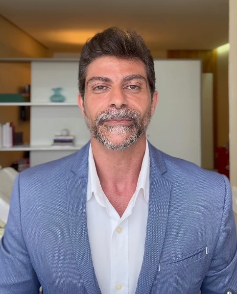 Dr. Samir Stefano Filho em seu consultório de nutrologia em Goiânia